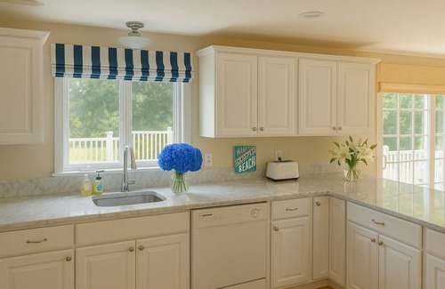 Dennis Casa | Pristine Home, Walk to Mayflower & Bayview Beaches!