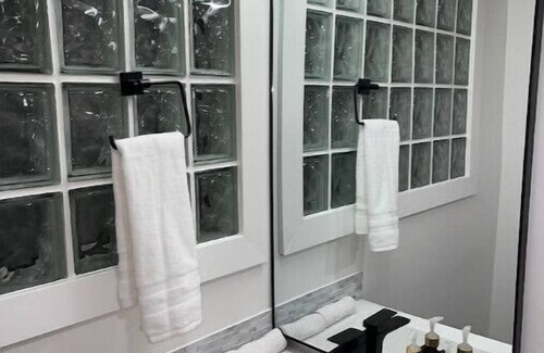 Sandy Casa | Pristine kitchenette + garage. Minutes to mountain tops