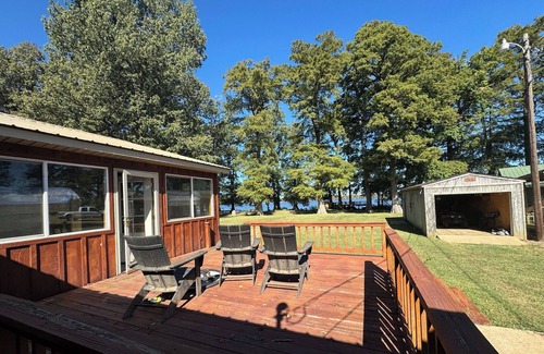 Samburg Casa | Pristine Lakefront Home has lots of space and amazing views.