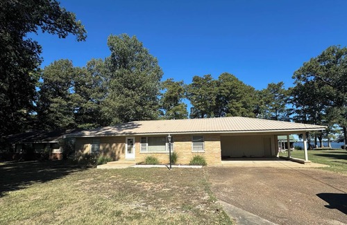 Samburg Casa | Pristine Lakefront Home has lots of space and amazing views.