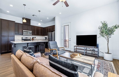 Raisin Casa | Pristine Luxury Home #3 - Walk to Restaurants