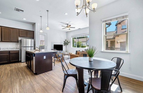 Raisin Casa | Pristine Luxury Home #3 - Walk to Restaurants