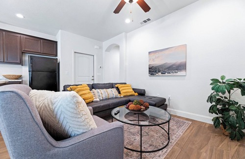 Raisin Casa | Pristine Luxury Townhouse for Professionals