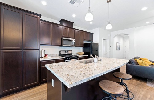 Raisin Casa | Pristine Luxury Townhouse for Professionals
