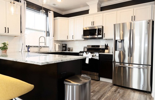 Weinland Park Casa | Pristine Mid Cen Mod Home I Game Room I Hot Tub on Terrace with City Views