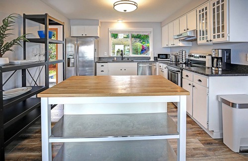 Camano Island Casa | Pristine modern home with sweeping water views