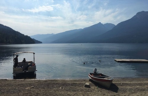 Silverton Casa | Pristine Slocan Lakeview/Lakefront Chalet!!!! Great Family Get Away!!!!!