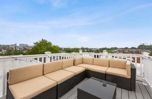 Downtown Baltimore Apartamento | Pristine Townhouse With Rooftop Deck Near Canton!