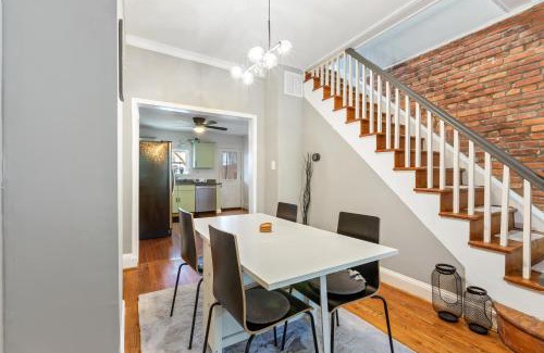Downtown Baltimore Apartamento | Pristine Townhouse With Rooftop Deck Near Canton!