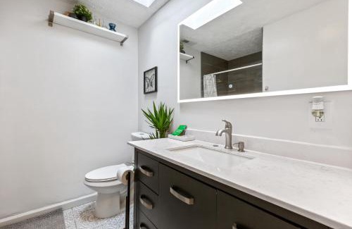 Downtown Baltimore Apartamento | Pristine Townhouse With Rooftop Deck Near Canton!