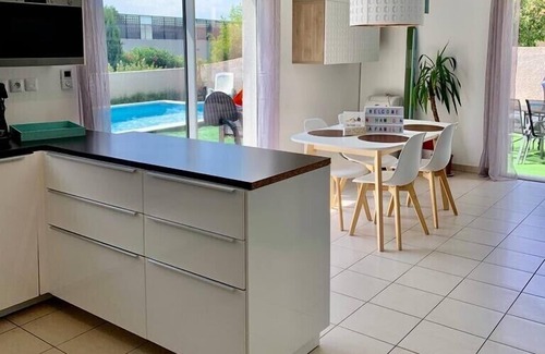 Chateauneuf-les-Martigues Casa | Private Pool Villa near Côte Bleue