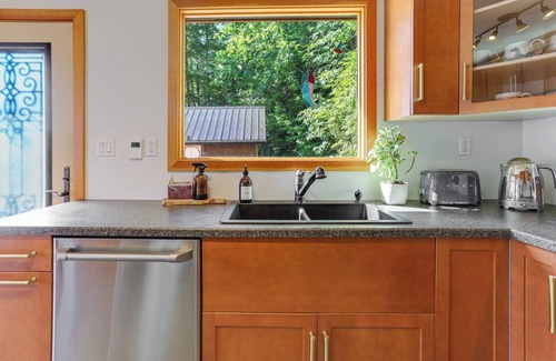 Lakelse Cabina | Privacy & absolute lakefront with Hot-Tub & Outdoor Sauna - relax & recharge!