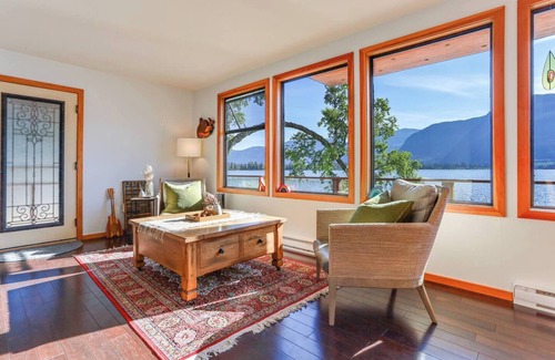 Lakelse Cabina | Privacy & absolute lakefront with Hot-Tub & Outdoor Sauna - relax & recharge!