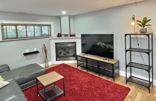 Barrie Casa | Privacy in the heart of Barrie! The waterfront is a few minutes away 🐟🚤⛵️🏖🚏🍹