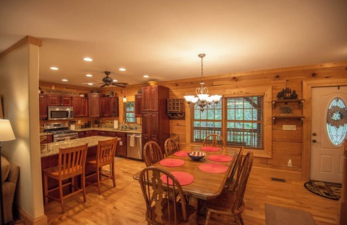 West Jefferson Cabina | Privacy + Pool Table + FIRE PIT & Location!