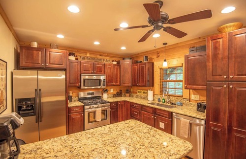 West Jefferson Cabina | Privacy + Pool Table + FIRE PIT & Location!