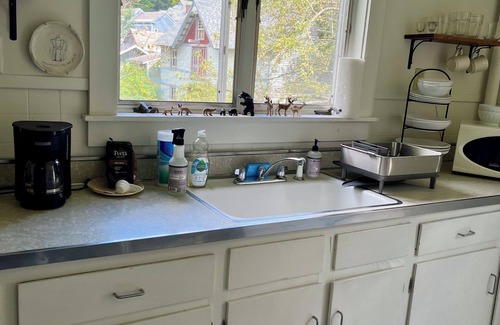 North Adams Apartamento | Private 1-bedroom apartment in enchanting North Adams with WiFi.