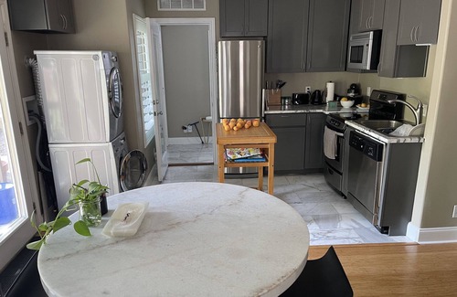 North Loop Casa | Private 1 BR 1 BA, Kitchen, Office, Washer & Dryer