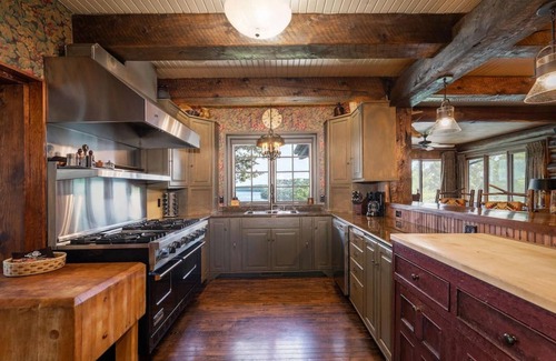 Kirbyville Casa | PRIVATE 10,000 SqFt lakefront log estate w. Pool - Golfers Retreat - Close to Big Cedar!