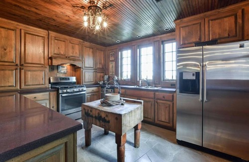 Kirbyville Casa | PRIVATE 10,000 SqFt lakefront log estate w. Pool - Golfers Retreat - Close to Big Cedar!