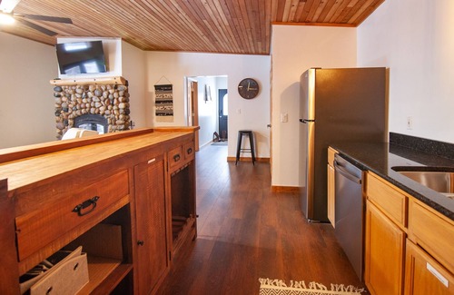 Lake Township Cabina | Private 11 acres .7 Mi to Crystal Lake Public launch | 3 Min to Downtown Beulah