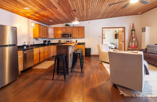 Lake Township Cabina | Private 11 acres .7 Mi to Crystal Lake Public launch | 3 Min to Downtown Beulah