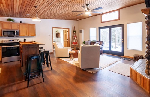 Lake Township Cabina | Private 11 acres .7 Mi to Crystal Lake Public launch | 3 Min to Downtown Beulah