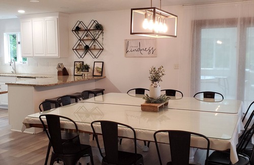 Saint Marys  Saint Joseph County Casa | Private 12 bedroom home with pool and pickleball!