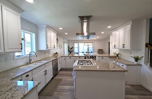 Saint Marys  Saint Joseph County Casa | Private 12 bedroom home with pool and pickleball!