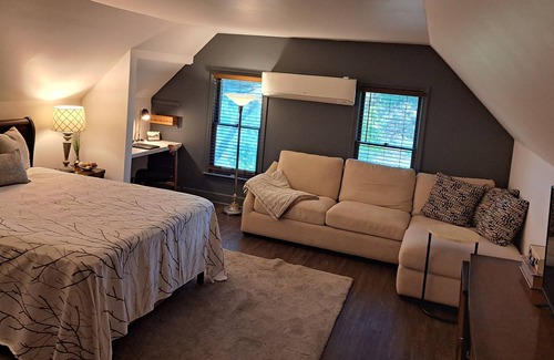 Lexington Apartamento | Private 1BR/1BA MCM apt. on historic 12 acre farm in heart of Lexington