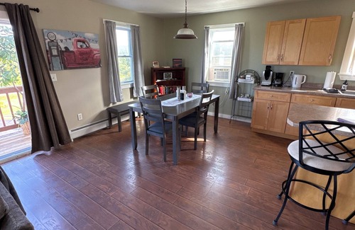 Newport Center Apartamento | Private 2-bedroom garage apartment in Newport Center, Vermont.