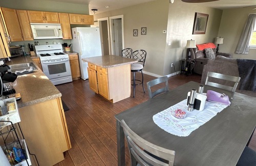 Newport Center Apartamento | Private 2-bedroom garage apartment in Newport Center, Vermont.
