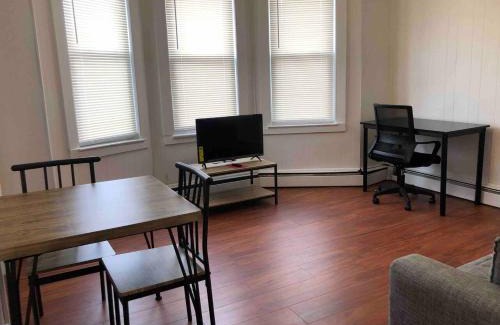 Elizabeth Apartamento | Private 2-bedroom apartment with direct bus to NYC Manhattan only a 5-minute walk away