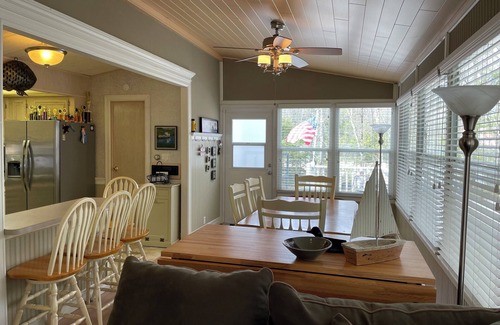 South Casco Cabaña | Private 2-bedroom cottage on Purple Road in Point Sebago Resort