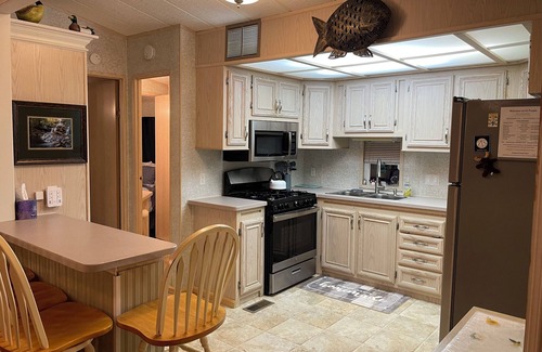 South Casco Cabaña | Private 2-bedroom cottage on Purple Road in Point Sebago Resort