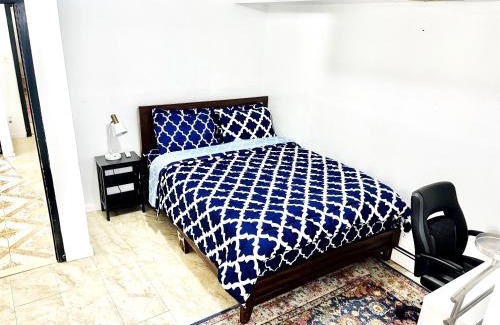Queens Apartamento | PRIVATE 2 BR Apt with PRIVATE Backyard in LIC !