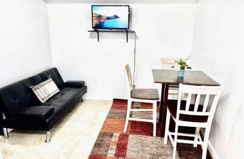 Queens Apartamento | PRIVATE 2 BR Apt with PRIVATE Backyard in LIC !