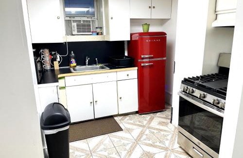 Queens Apartamento | PRIVATE 2 BR Apt with PRIVATE Backyard in LIC !