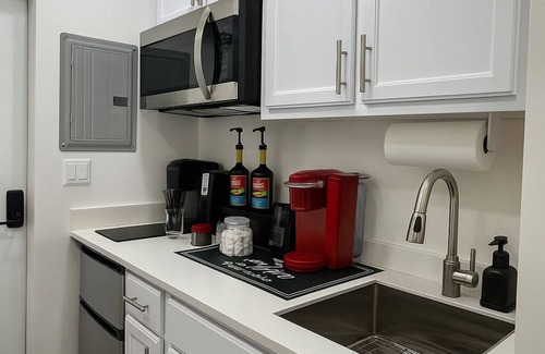 Palmetto Estates Casa | "Private 2-BR Guesthouse w/Patio & Premium Coffee Bar – Miami"