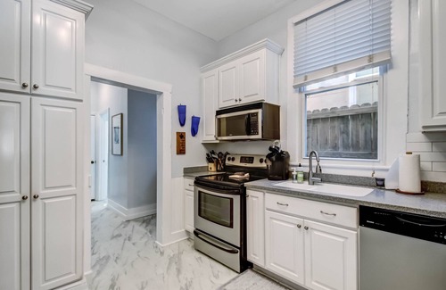 Dixon Park Casa | Private 2APT Duplex w/ Back Yard ★ Dogs OK ★ Victorian District ★ Park Side