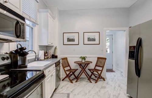 Dixon Park Casa | Private 2APT Duplex w/ Back Yard ★ Dogs OK ★ Victorian District ★ Park Side