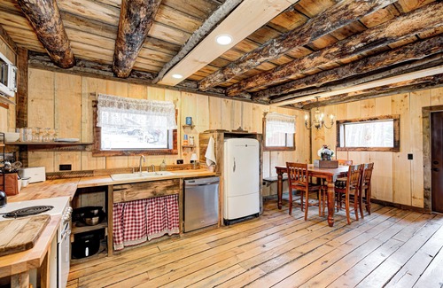 Helmsburg Cabina | Private 3.5 acre Waterfront Cabin with Hot Tub, WiFi, Minutes from Nashville