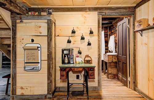 Helmsburg Cabina | Private 3.5 acre Waterfront Cabin with Hot Tub, WiFi, Minutes from Nashville
