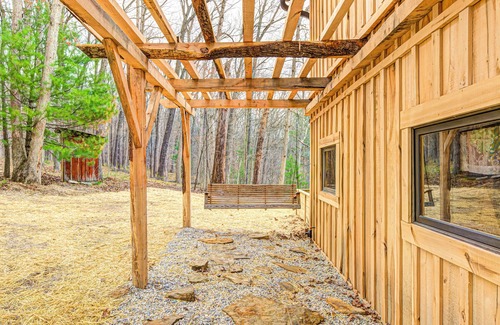 Helmsburg Cabina | Private 3.5 acre Waterfront Cabin with Hot Tub, WiFi, Minutes from Nashville