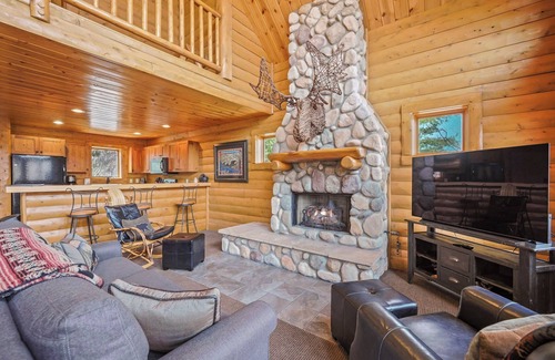 Boyne City Cabina | Private 3 BR Mountain Cabin | Ski-In/Ski-Out | Sleeps 12 | Balcony Deck