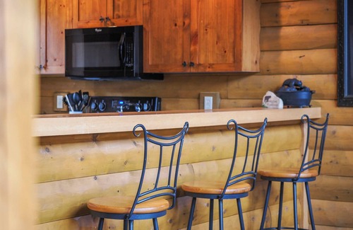 Boyne City Cabina | Private 3 BR Mountain Cabin | Ski-In/Ski-Out | Sleeps 12 | Balcony Deck