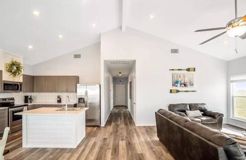 Port Aransas Casa | Private 3 BR Stilt Home, Shared Pool, 5-minute drive to the Beach, Dogs OK!