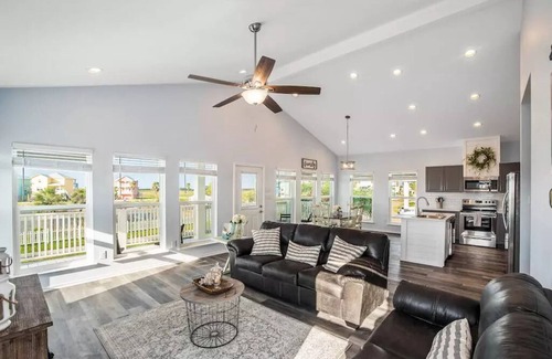 Port Aransas Casa | Private 3 BR Stilt Home, Shared Pool, 5-minute drive to the Beach, Dogs OK!