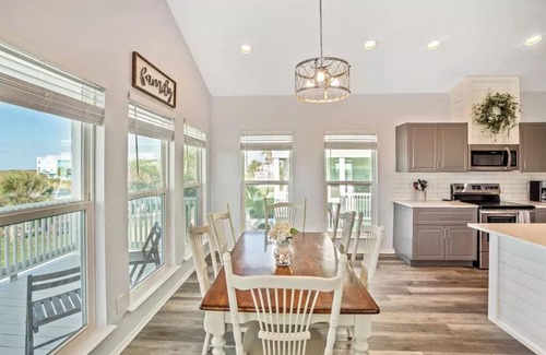 Port Aransas Casa | Private 3 BR Stilt Home, Shared Pool, 5-minute drive to the Beach, Dogs OK!
