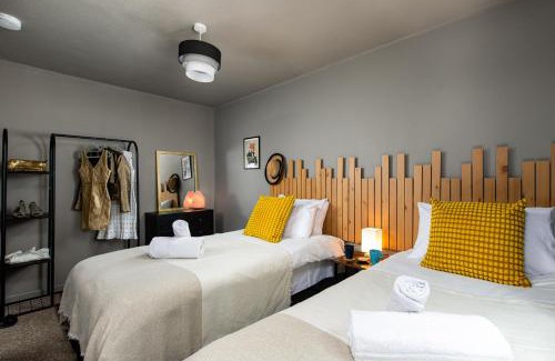 Severn Beach Casa | Private 3Bed-Parking-Sleeps5-By FabAccommodation